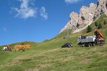 In Alto Adige, gru di costruzione vengono trasportati da crane euro