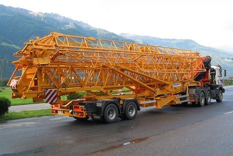 Eurokran in Südtirol transportiert Baukräne
